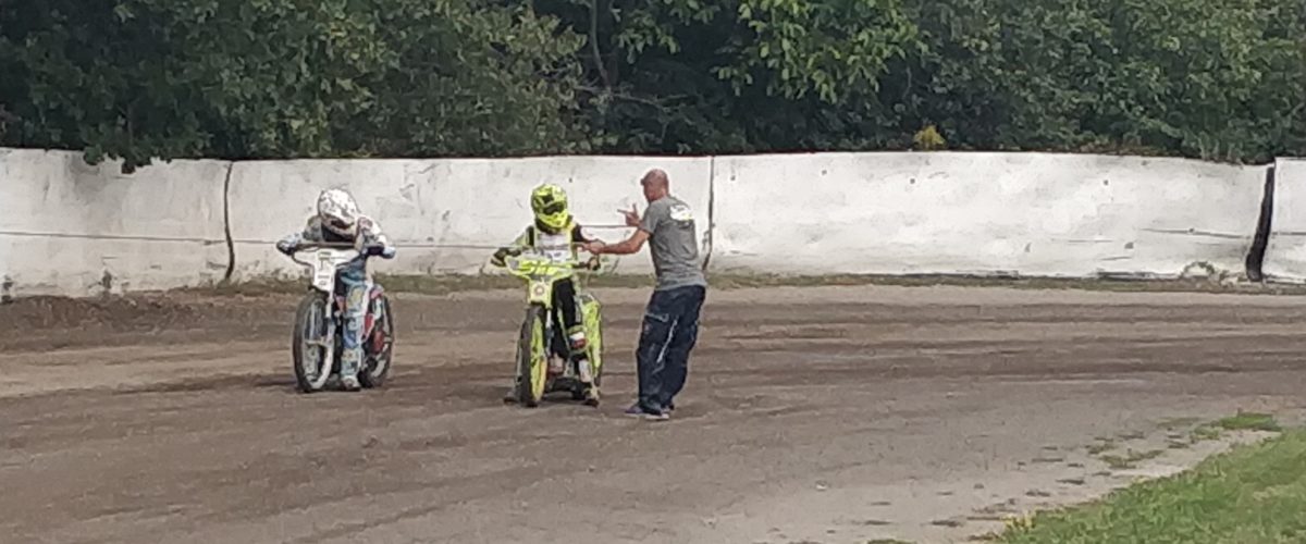 Na stadionu Markéta probíhá výcvikový kemp mladých jezdců