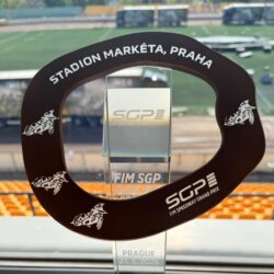 Trofeje pro vítěze jsou na místě… komu budou patřit?