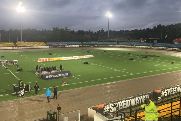 FIM Speedway Grand Prix v Praze odložena na neděli FIM Speedway Grand Prix v Praze odložena na neděli