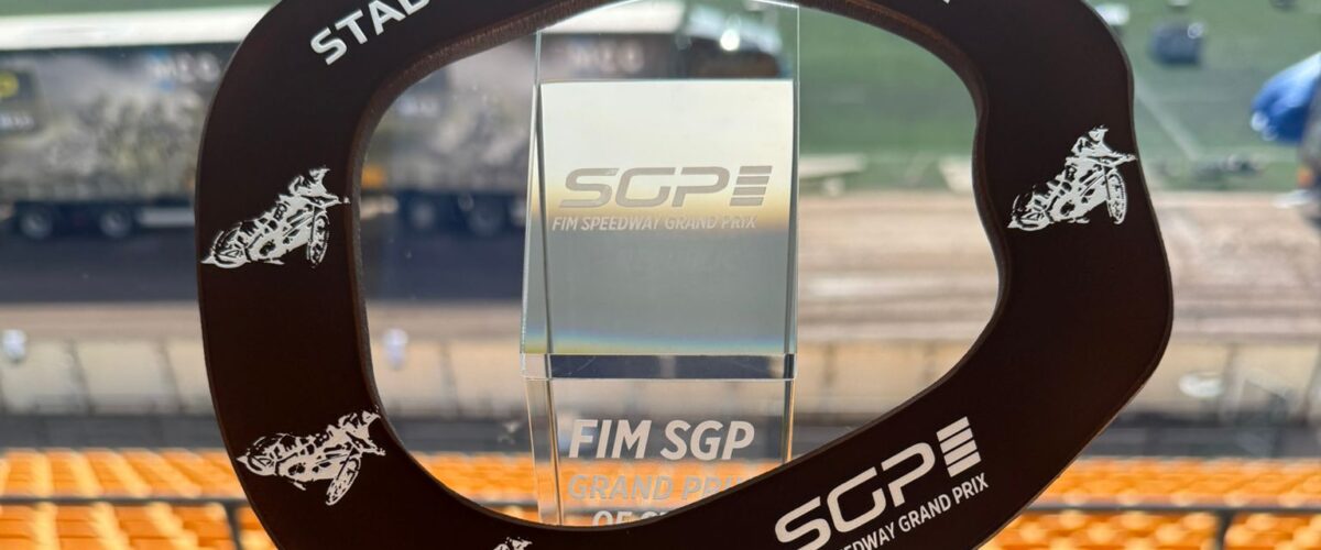 Trofeje pro vítěze jsou na místě… komu budou patřit?